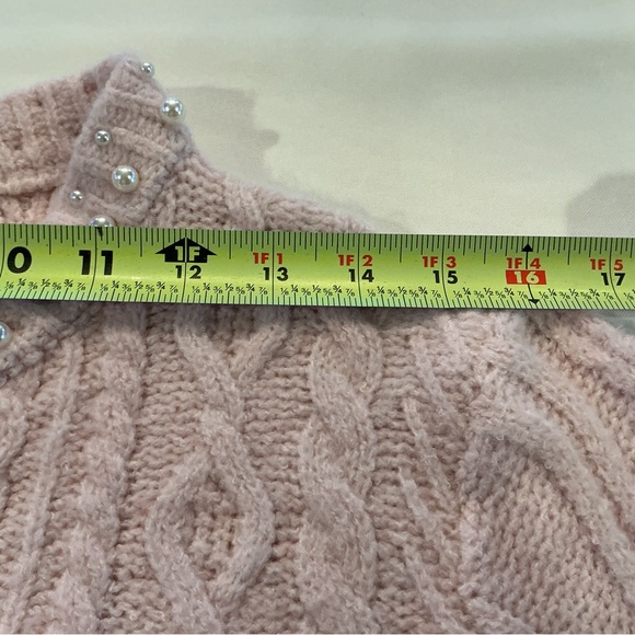 Samsung Device with White and Silver Accents - Picture 7 of 10